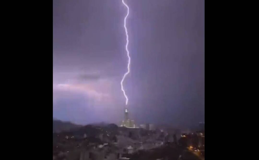 Momento en que un rayo cayó sobre la Torre Real del Reloj en La Meca, Arabia Saudita. Foto: Tomada de video