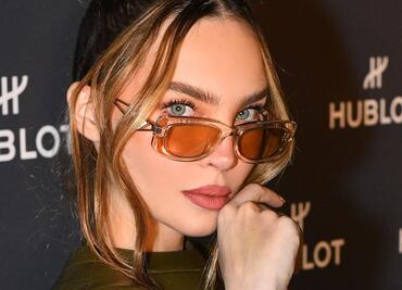 Belinda deslumbra en mini short de mezclilla y chamarra acolchada rosa