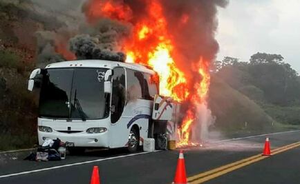 Se incendia autobús de la UNAM en Veracruz; no hay heridos