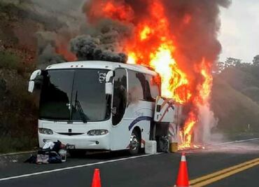 Se incendia autobús de la UNAM en Veracruz; no hay heridos