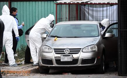 Hallan dos cuerpos dentro de auto en colonia Morelos
