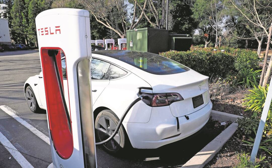 En el pintado de un vehículo Tesla se pueden usar hasta 60 mil litros de agua por unidad, según Ecolab. Foto: John G. Mabanglo/ Archivo EFE