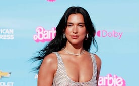 Dua Lipa impacta con diminuto bikini dorado en su Luna de Miel por Italia 