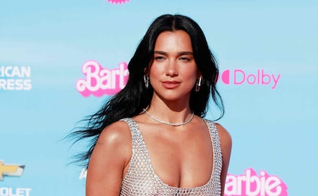 Dua Lipa impacta con diminuto bikini dorado en su Luna de Miel por Italia 