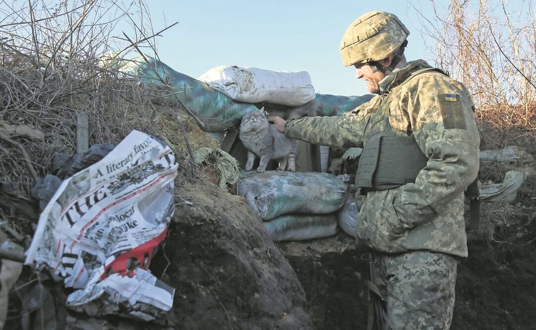 Un militar ucraniano, en una trinchera en una línea del frente cerca de Svetlodarsk. Foto: ANATOLII STEPANOV. EFE