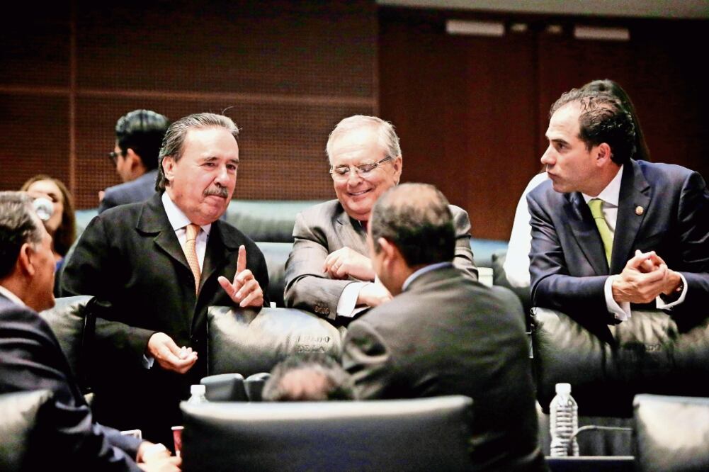 Emilio Gamboa (primero a la izq.) explicó que con el nuevo andamiaje legal se robustecen las bases de los derechos humanos, con la presunción de inocencia y la igualdad en los procedimientos (SENADO)