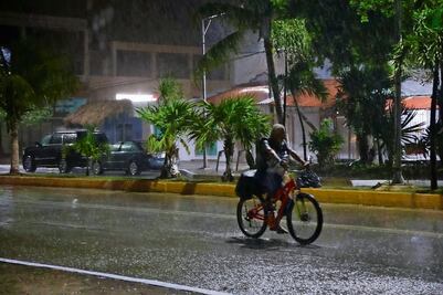 Huracán Beryl se debilita a categoría 1 sobre México, pero mantiene peligrosidad