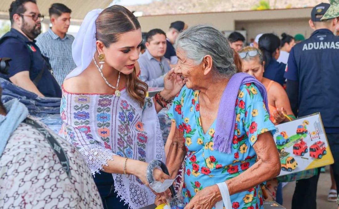 La gobernadora de Guerrero, Evelyn Salgado, en Coyuca de Benítez, durante la entrega de artículos de primera necesidad como parte del programa Tianguis del Bienestar. Foto: Especial