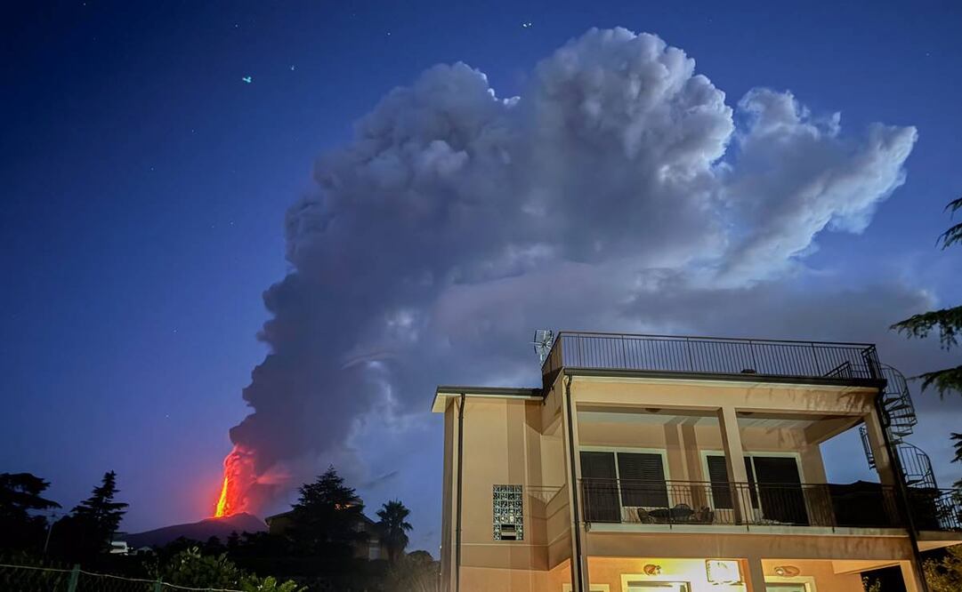 Lava, vapor y cenizas brotan de un cráter del volcán Etna. Foto: AFP