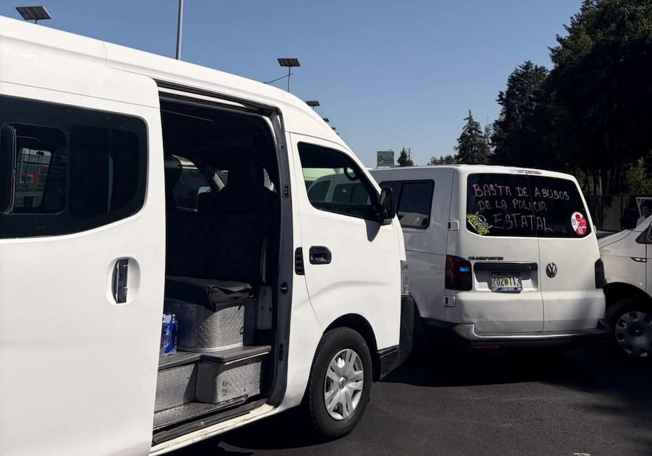 Los vehículos comenzaron a llegar desde las 15:00 horas y se estacionaron sobre Periférico Norte. Foto: Especial