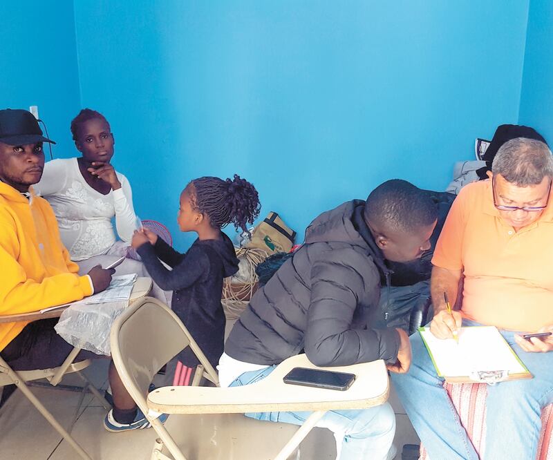 Organizaciones sociales proveen de ropa y alimentos al albergue Casa Senda de Vida, donde permanecen decenas de migrantes africanos a la espera de ser recibidos para solicitar asilo en Estados Unidos. SANDRA TOVAR. EL UNIVERSAL