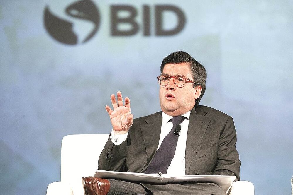 El presidente del Banco Interamericano de Desarrollo, Luis Alberto Moreno, durante el Tercer Foro Base Internacional, dijo que América Latina pasó de vientos a favor, a vientos en contra por la caída de precios de las materias primas. Foto Yadín Xolalpa