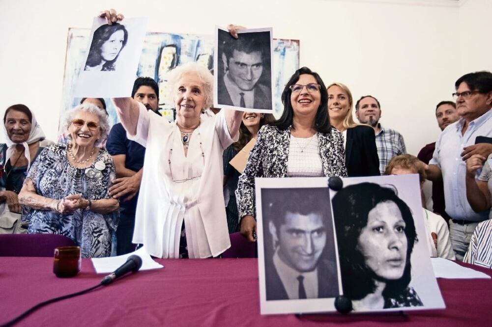 La presidenta de las Abuelas de Plaza de Mayo, Estela de Carlotto (centro), celebra con las tías de la nieta 127, Elsa Poblete y Adriana Moyano (MARTÍN ZABALA. XINHUA)