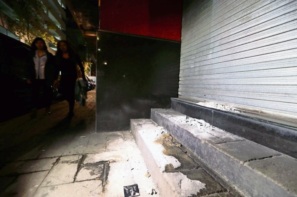 Así se aprecia el deterioro en que se encuentra el exterior de las instalación es de la sala cinematográfica cerrada hace dos meses (VALENTE ROSAS. EL UNIVERSAL)