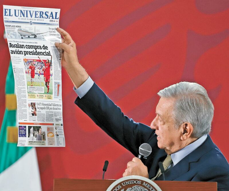 En su conferencia de ayer, el Presidente mostró la primera plana de EL UNIVERSAL del 30 de julio de 2012, que daba cuenta de la compra del avión. BERENICE FREGOSO. EL UNIVERSAL