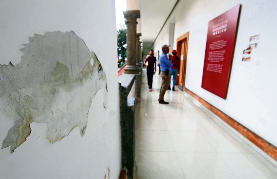Las malas condiciones en la infraestructura de la sede de la Secretaría es algo evidente en los últimos meses, pues algunas paredes, techos y pasillos presentan grandes grietas. Foto: Omar Contreras / EL UNIVERSAL