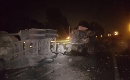 Se normaliza circulación tras volcadura de tráiler en la México-Cuernavaca