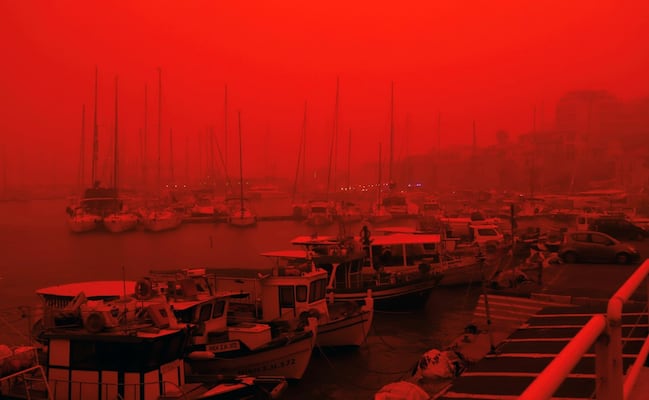FOTOS: Cielo rojo sorprende en Grecia y Australia por tormentas de polvo; vientos extremos intensifican el fenómeno
