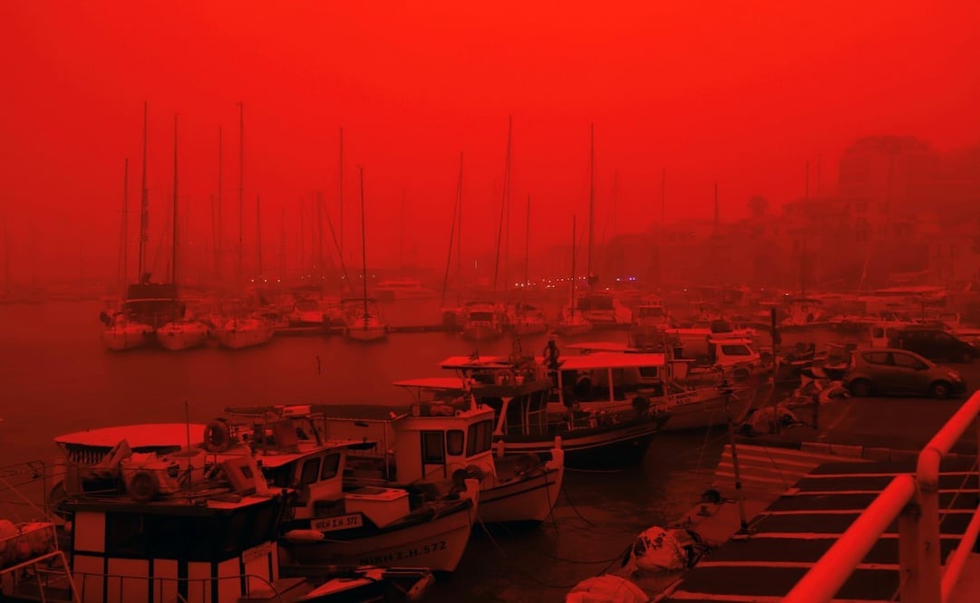 La ciudad de Heraclión, Grecia, cubierta de polvo rojo procedente de África. Foto: Nikos Chalkiadakis / EFE