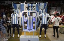 Ya inició la venta de la camiseta de Argentina con las tres estrellas