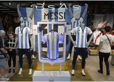 Ya inició la venta de la camiseta de Argentina con las tres estrellas