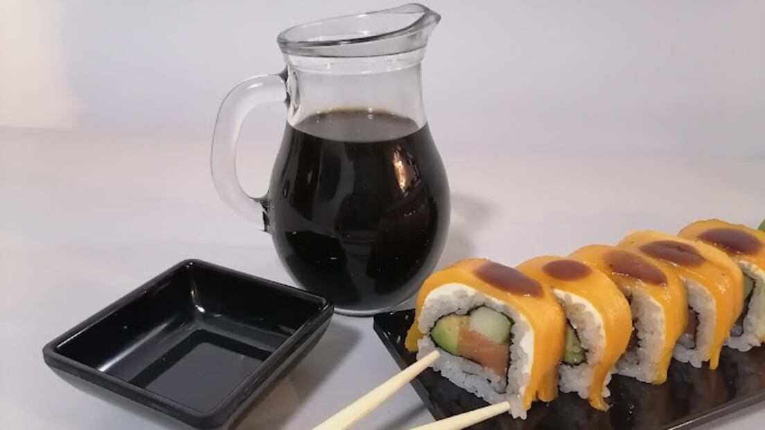 El sushi puede ir acompañado de salsa soja. Foto: Sushi Maky