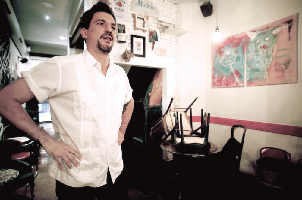 Arturo Fernández Salazar, originario de la Ciudad de México, llegó a Barcelona en el 2000 y hoy es dueño de un bar en el barrio de Gracia. (JUAN CARLOS ROJAS. EL UNIVERSAL)