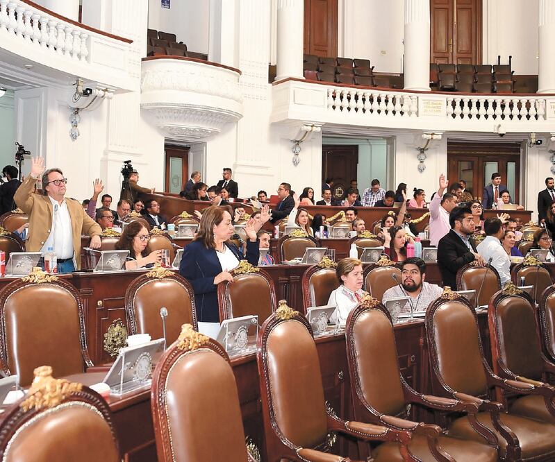 El legislador local de Morena Efraín Morales Sánchez acusa que en este Congreso hay diputados de primera, segunda y tercera clase, pues unos reciben más de 600 mil pesos mensuales y otros sólo cobran su salario. ESPECIAL
