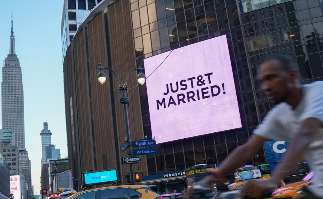 Un cartel de "Recién casados" se exhibe en el Madison Square. Foto: AP.