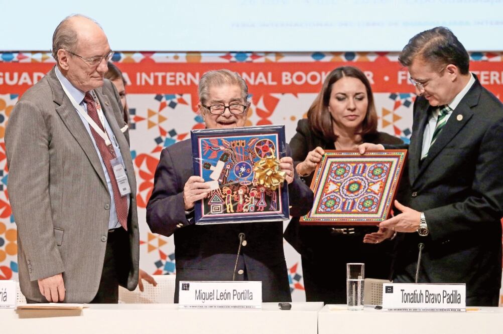 León Portilla recibió dos cuadros de manos del rector de la Universidad de Guadalajara, Tonatiuh Bravo. (FOTO: FERNANDO CARRANZA. CUARTOSCURO.COM)