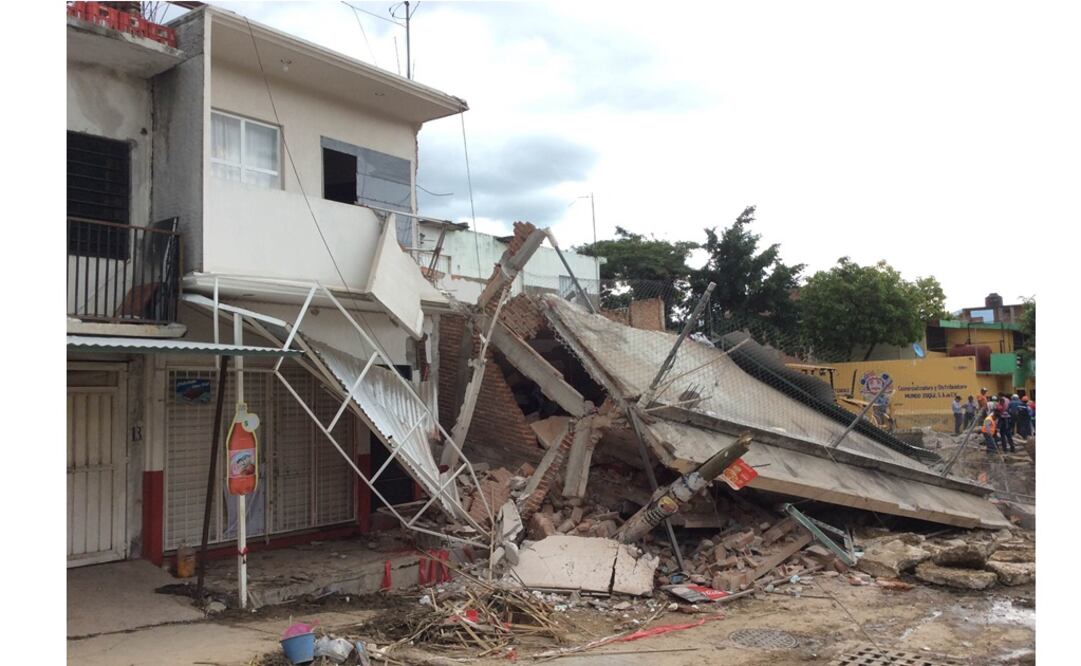 Los torrentes  del embovedado río San Roque  acumularon tal fuerza que una vivienda colapsó. /Óscar León - EL UNIVERSAL