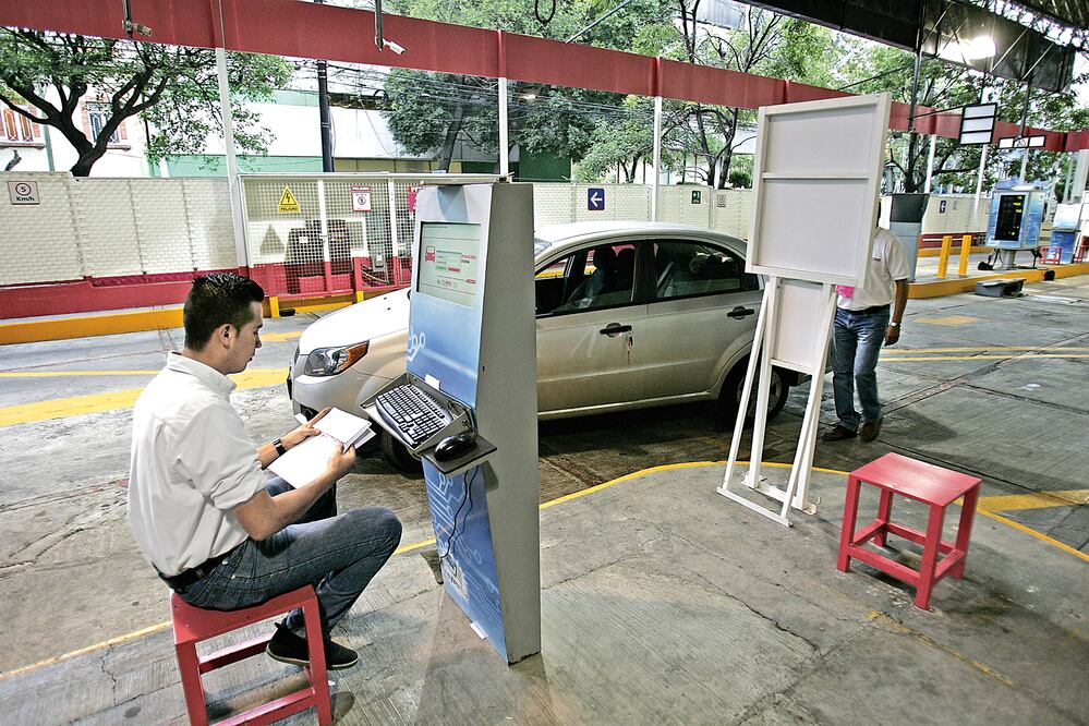 La NOM-EM-167-SEMARNAT-2016 permite que circulen los vehículos más limpios, por lo que a través de la lectura del OBDII, lo que se busca es tener un control más estricto de las emisiones de los coches (ALEJANDRO ACOSTA. EL UNIVERSAL)