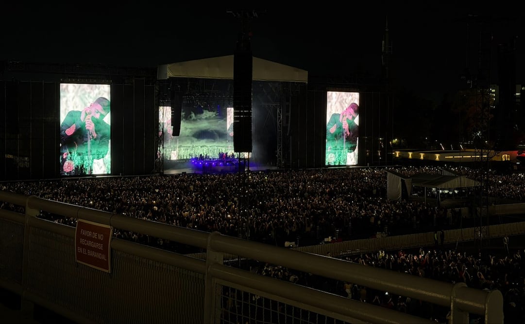 Apenas apareció en la tarima, el cantante agradeció la compañía de su público. Foto: Especial