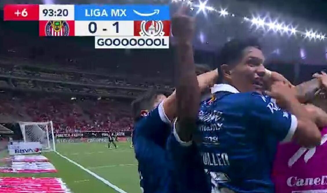 Vitinho será investigado por gestos obscenos a la afición de Chivas / Foto: Especiales