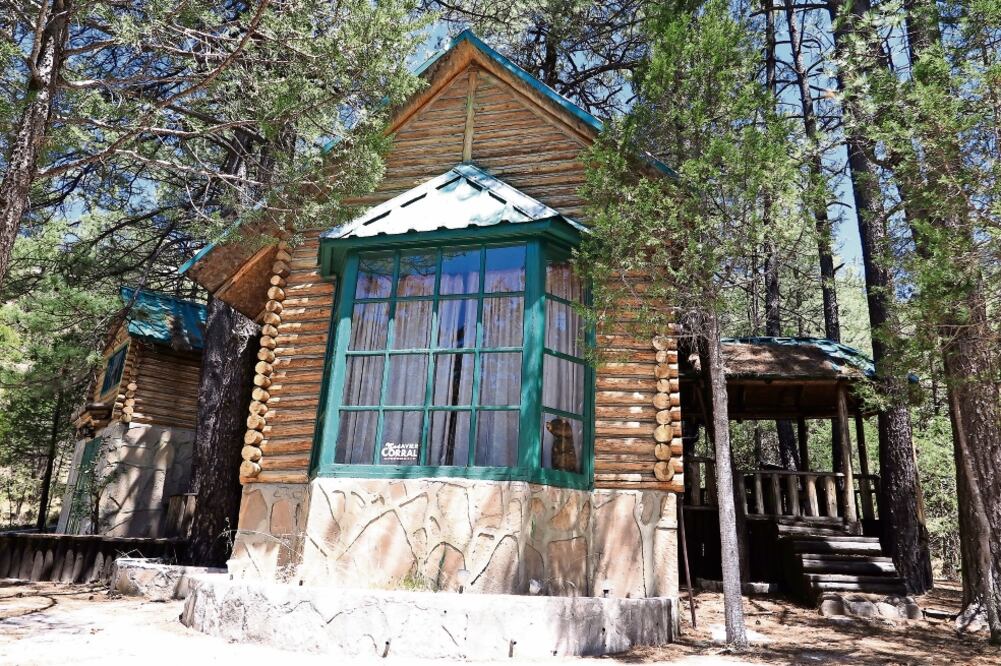 En una de las ventanas de la casa de descanso se lee un anuncio de campaña: “Para todos Javier Corral gobernador” (FOTO: LUIS CORTÉS. EL UNIVERSAL)