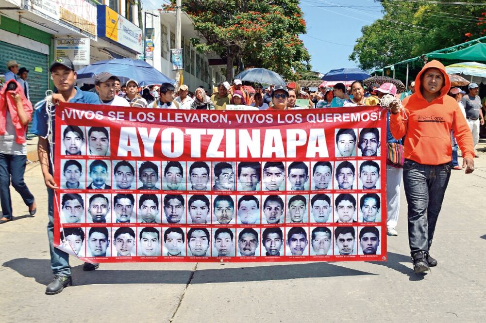 Integrantes del Consejo municipal y la Ceteg tomaron las instalaciones del ayuntamiento y el DIF de Tixtla, como parte de las acciones de apoyo a los padres y familiares de los 43 desaparecidos de Ayotzinapa (DASSAEV TÉLLEZ. EL UNIVERSAL)