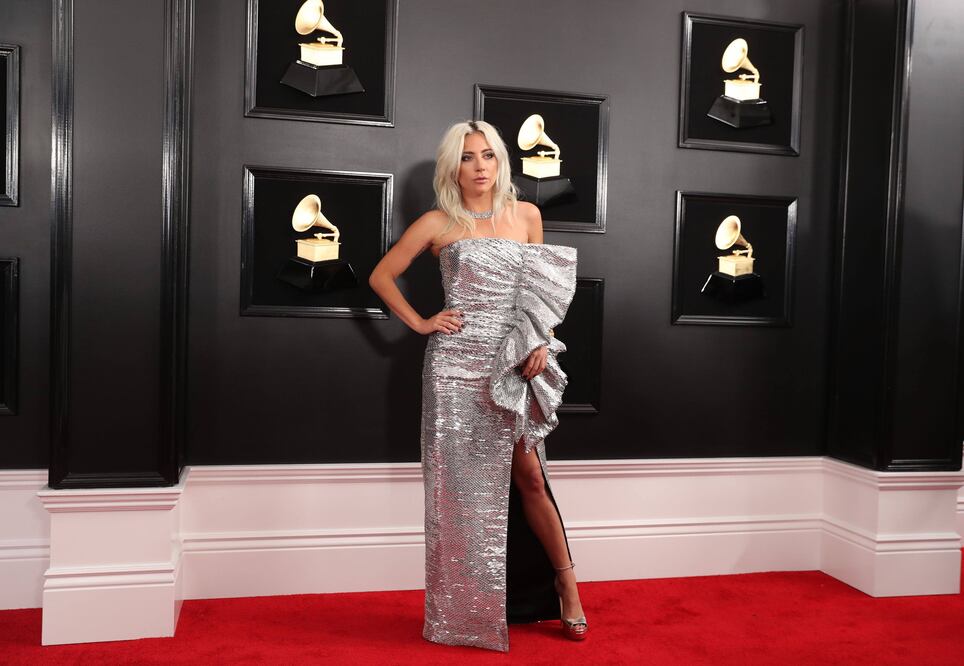 Lady Gaga con un vestido plateado diseñado por Celine de Hedi Slimane. Foto: Agencias