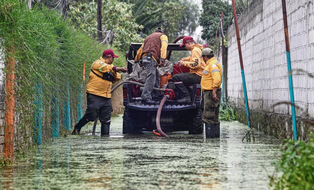 Personal de Protección Civil y Bomberos laboraron para disminuir el nivel del agua que anegó a más de 300 viviendas en el Barrio de Caltongo, en Xochimilco. Las autoridades reportaron un 90% de avance en los trabajos. Foto: Gabriel Pano / EL UNIVERSAL