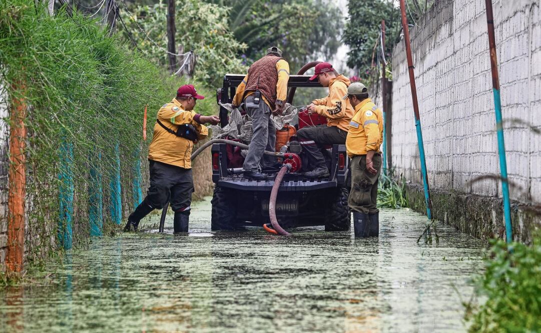 Personal de Protección Civil y Bomberos laboraron para disminuir el nivel del agua que anegó a más de 300 viviendas en el Barrio de Caltongo, en Xochimilco. Las autoridades reportaron un 90% de avance en los trabajos. Foto: Gabriel Pano / EL UNIVERSAL