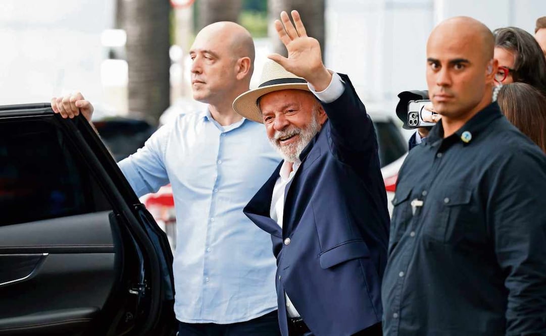 El presidente brasileño, Luiz Inácio Lula da Silva, se despide al salir ayer domingo del Hospital Sirio-Libanés en Sao Paulo, tras ser dado de alta. Foto: Sebastiao Moreira / EFE