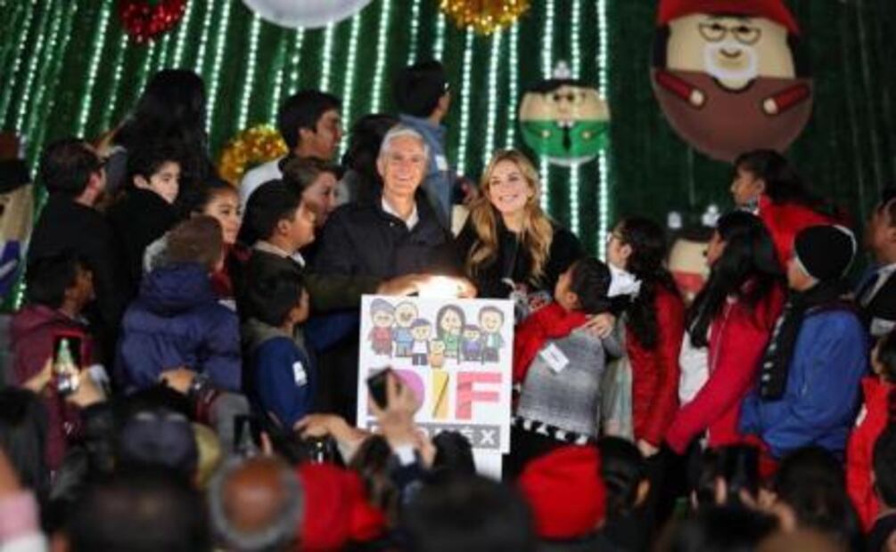 Alfredo del Mazo enciende árbol de navidad instalado en DIF mexiquense