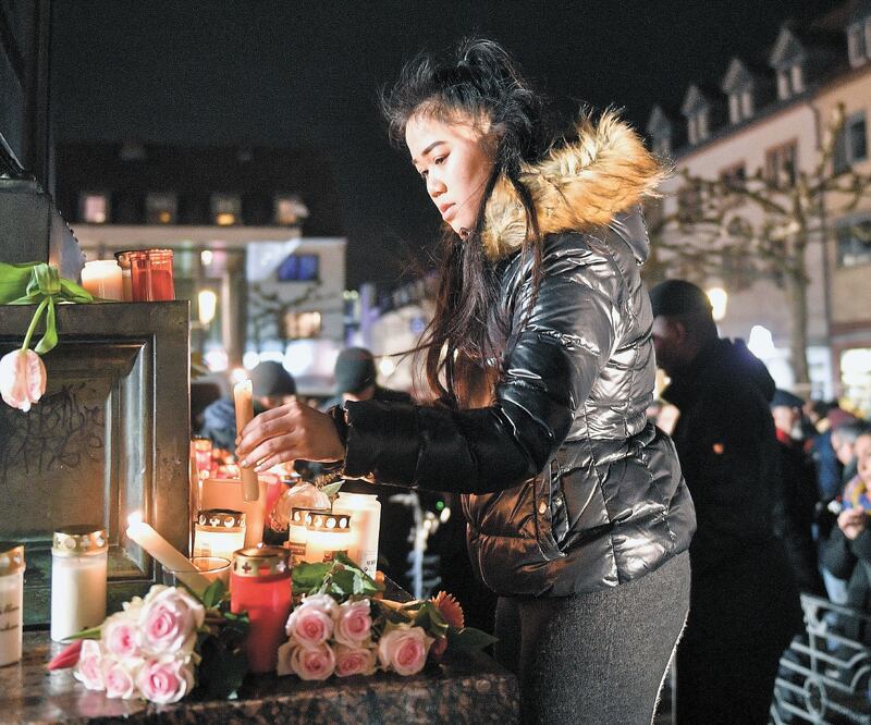 Una mujer participa en una vigilia por las víctimas de los tiroteos en Hanau. Foto: MARTIN MEISSNER. AP