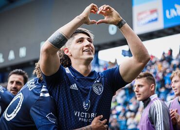 Alan Pulido fue operado y estará mínimo un mes fuera de actividad