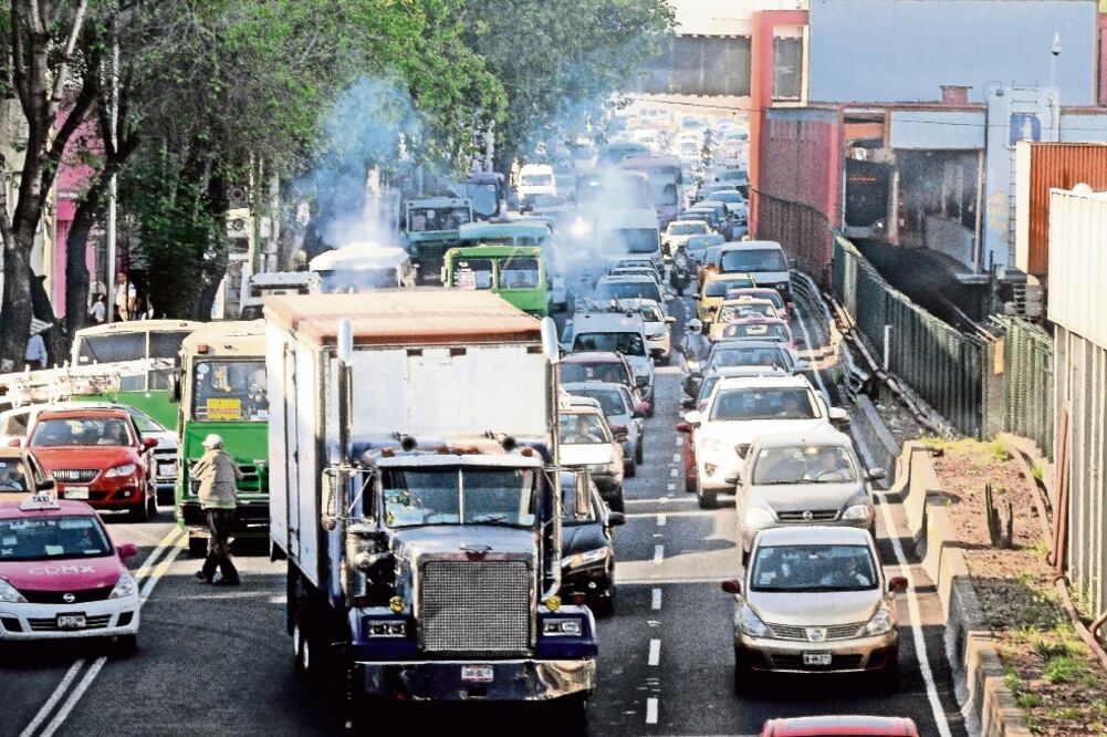 Diariamente se realizan 21.9 millones de viajes en la zona metropolitana en donde las personas pierden en promedio una hora 21 minutos de su tiempo (ARCHIVO EL UNIVERSAL)