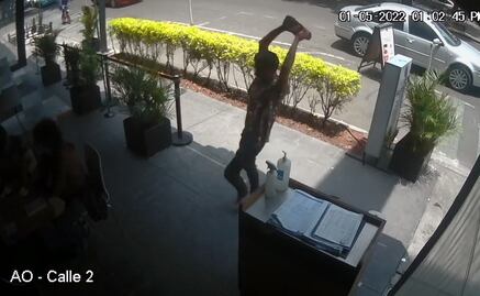 Hombre golpea con un tabique a joven dentro de restaurante en la Roma; columnista de EL UNIVERSAL comparte video