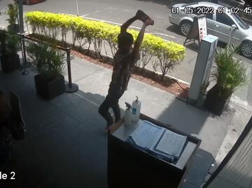 Hombre golpea con un tabique a joven dentro de restaurante en la Roma; columnista de EL UNIVERSAL comparte video