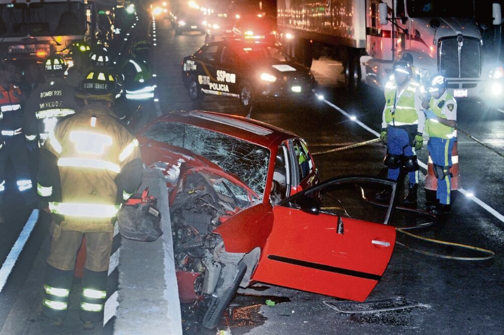 Al lugar del accidente en colonia Portales, delegación Benito Juárez, arribaron paramédicos para brindar atención a los tres heridos, quienes fueron trasladados a un hospital; el vehículo quedó deshecho. (LUIS CARBAYO. CUARTOSCURO)