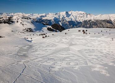 Con gigantesco dibujo en la nieve, Greenpeace protesta contra las ideas del Foro Económico de Davos