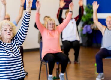 Fortalece los hombros mientras estás sentado con 3 sencillos ejercicios recomendados por expertos