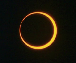 "Anillo de fuego" en el cielo de América, lo que muestra el eclipse solar anular